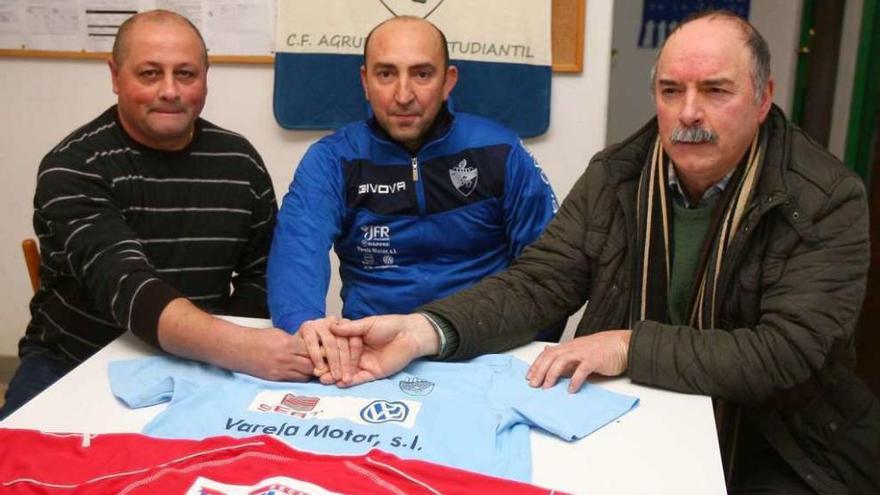 Rial, Gelucho y Arturo Fandiño, anoche, durante la presentación del nuevo entrenador. // Bernabé/Cris M. V.