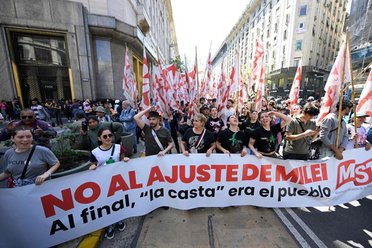 Manifestación contra los recortes del Gobierno de Javier Milei, este miércoles en Buenos Aires.