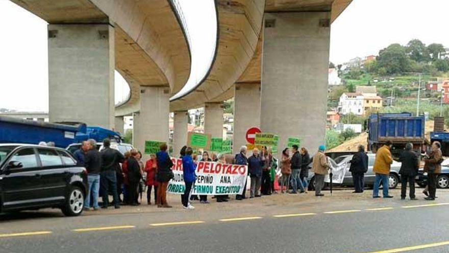 Los afectados por la ampliación de la autopista, ayer, bloquean el acceso a las obras en Rande. // Faro