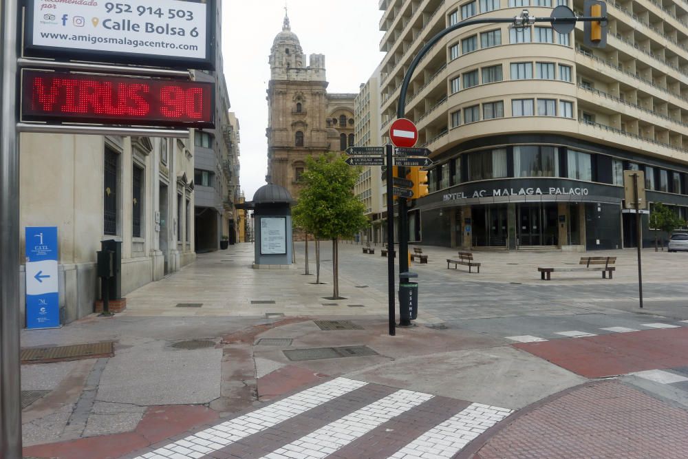 Más de un mes de confinamiento domiciliario y Málaga sigue repitiendo la estampa de las últimas semanas. Calles vacías, comercios cerrados, apenas personas por la calle, siempre con mascarilla, y la poca actividad que se aprecia en un control policial en pleno Paseo de los Curas...