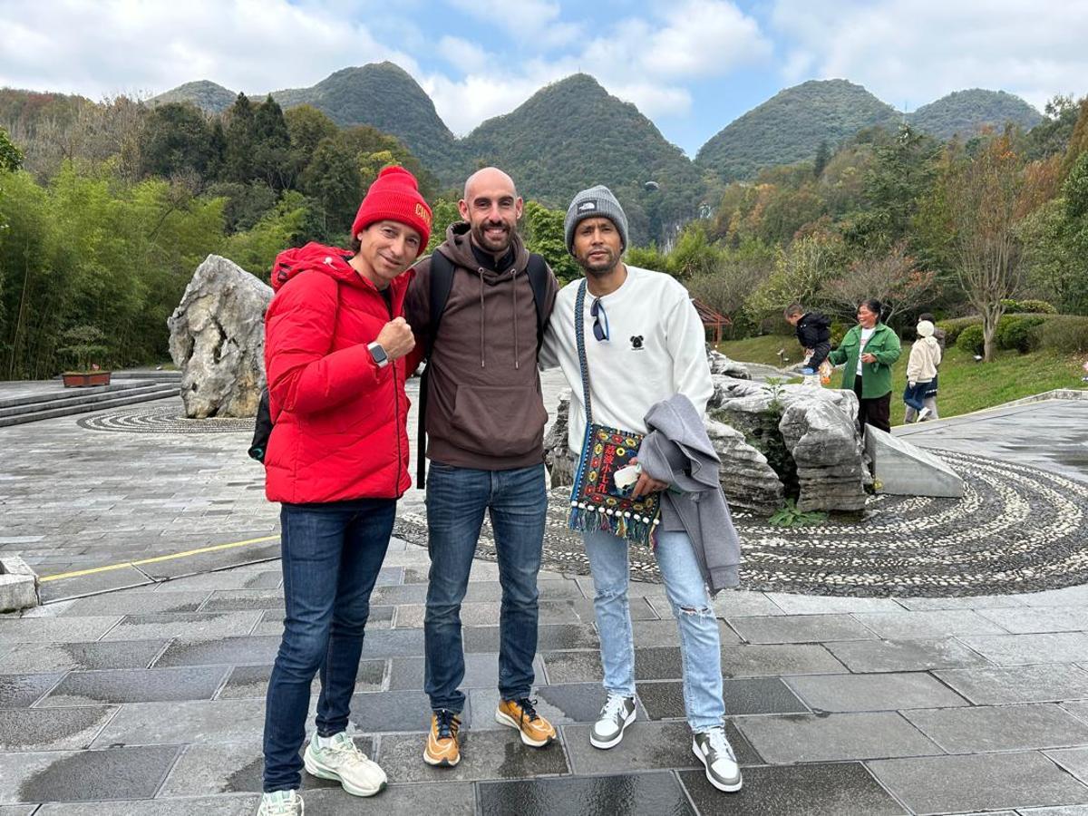 Johny Ouriagly, con Xisco Valent y Samir Nadir