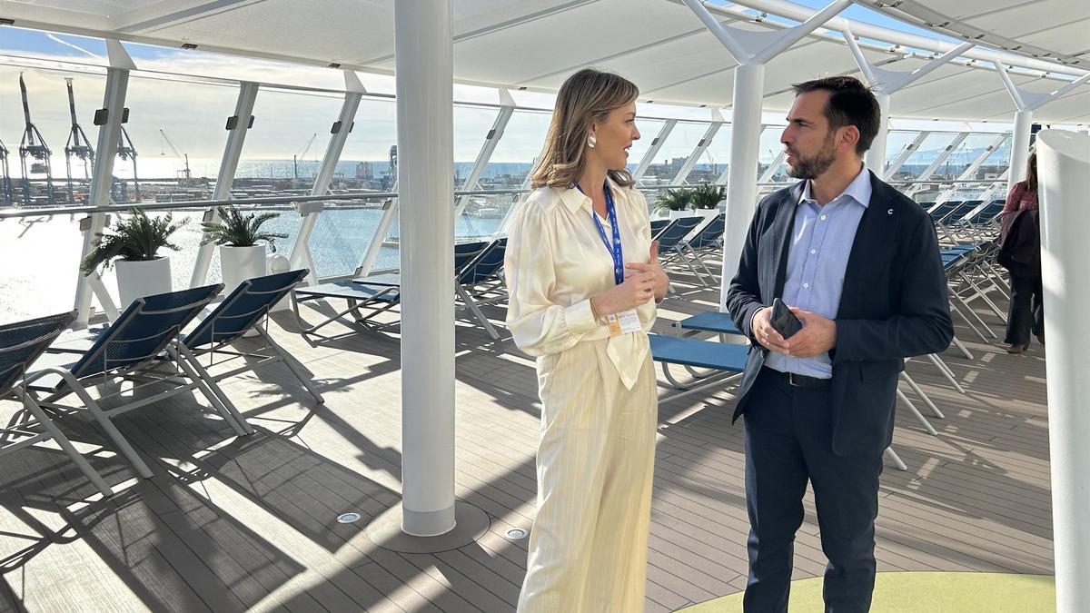 Fabiola García y Mirco Vasallo acordando los descuentos en Costa Crucero.