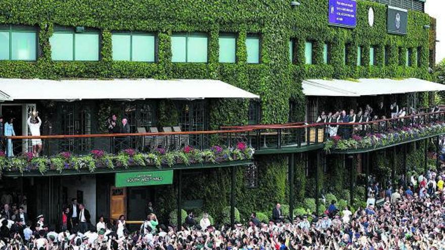 Alcaraz sale al balcón del club para mostrar su trofeo. |  // PIM