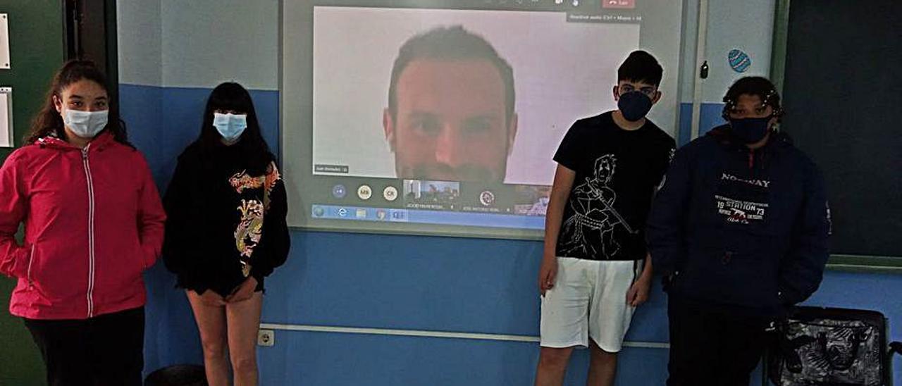 Estudiantes de segundo de ESO, con Juan Mata en la pantalla, durante la  videoconferencia. | Reproducción de D. Á.