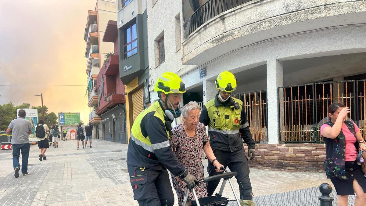 INCENDIO EN VALENCIA | Las llamas obligan a evacuar el pueblo del Saler y los campings