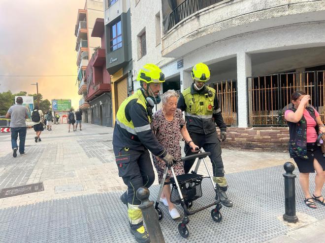 Las llamas obligan a evacuar el pueblo valenciano del Saler y sus campings