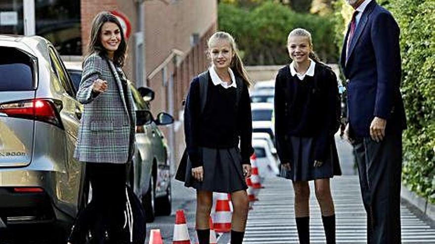 Los Reyes, con sus hijas, a su llegada al colegio.