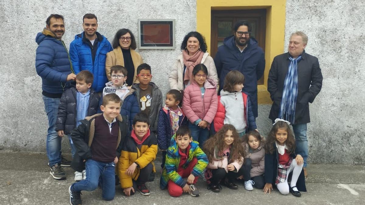 Escolares, profesores y miembros del proyecto junto al alcalde de Llanes en el descubrimiento de la placa