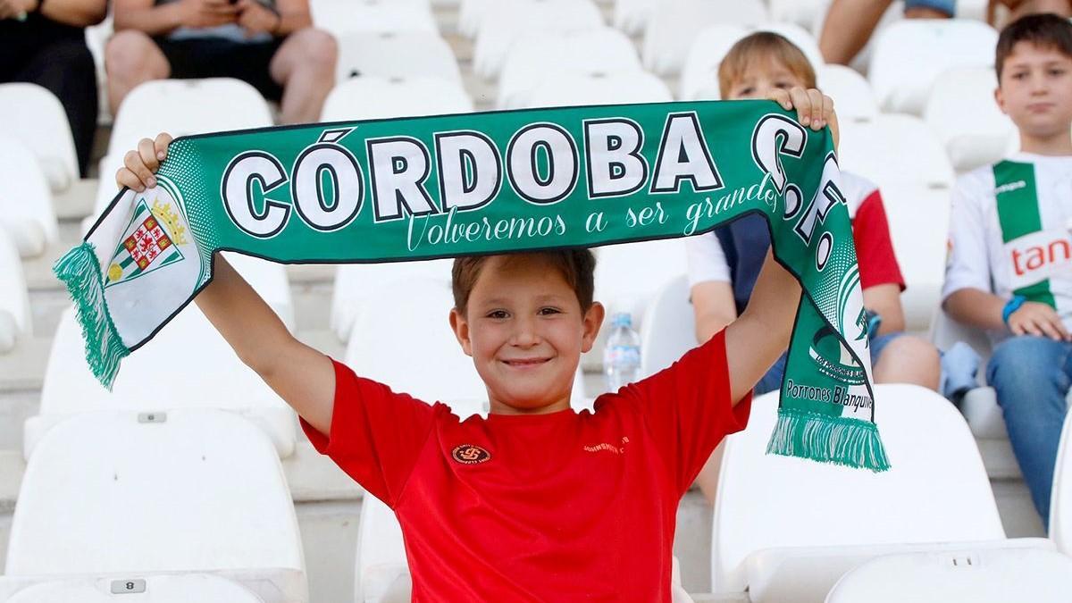 Un joven aficionado en El Arcángel antes del partido entre el Córdoba CF y el Racing de Ferrol.
