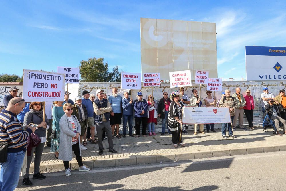 Manifestación en el Centro de Coordinación de Emergencias de Orihuela Costa