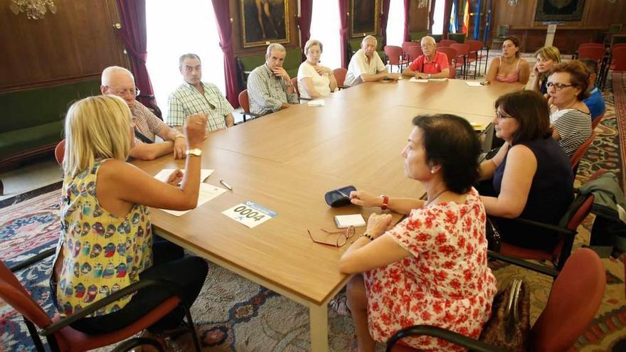 La concejala de Festejos, Ana Hevia, a la izquierda, con representantes de las asociaciones vecinales.