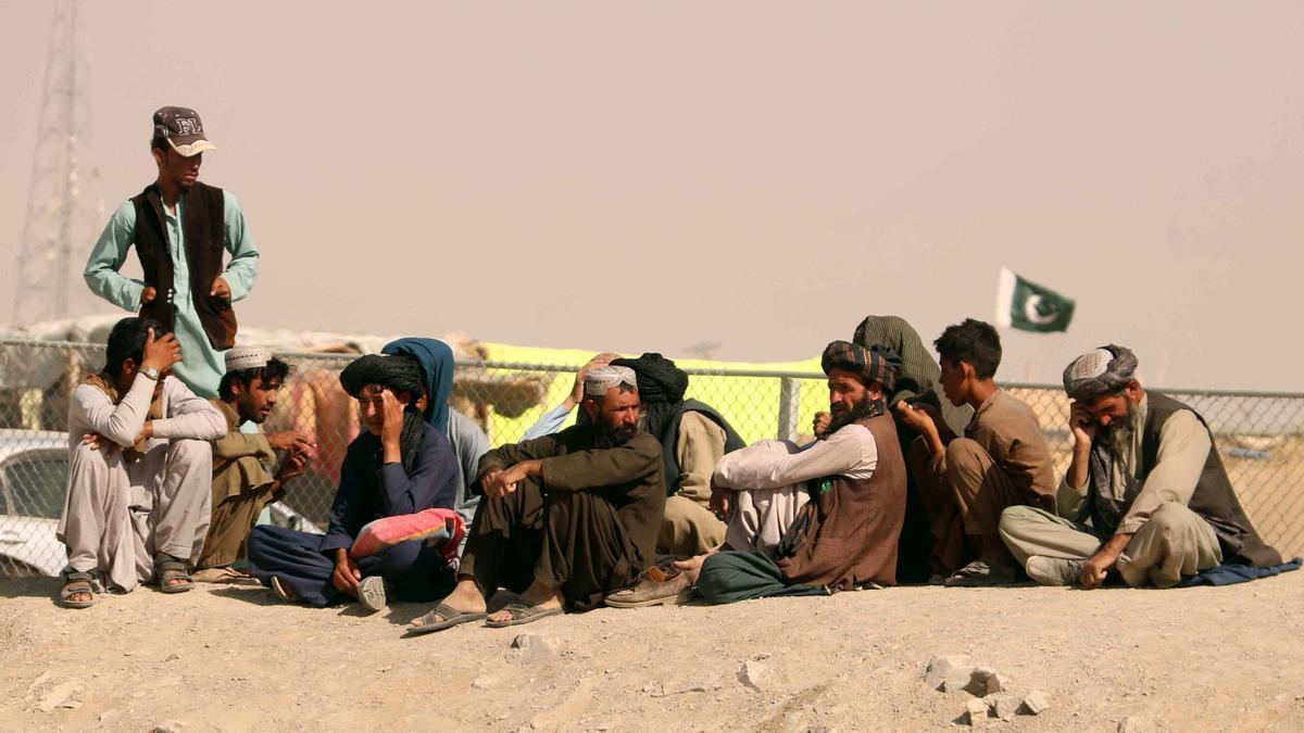 Un grupo de afganos espera a que se reabra la frontera con Pakistán para abandonar su país.