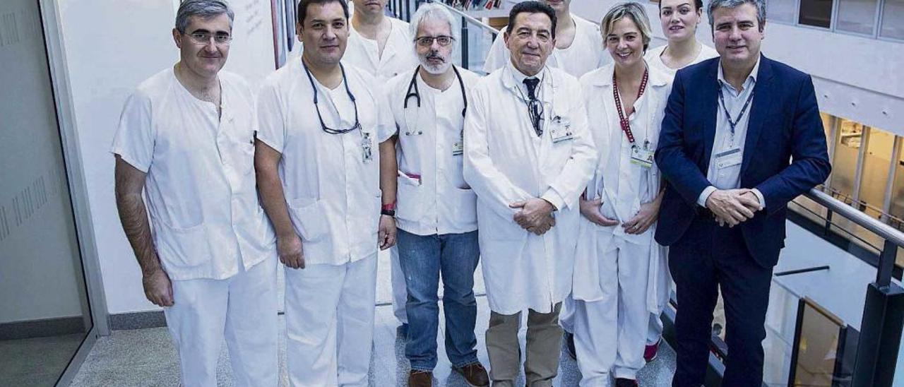 El equipo que implanta válvulas aórticas en el HUCA. Desde la izquierda, Pablo Avanzas, Alfonso Suárez e Isaac Pascual (cardiólogos), Jesús María de la Hera (ecocardiografista), César Morís (director del área del Corazón), Francisco Aranda (supervisor de enfermería), Rosana Martínez y Natalia Nuño (enfermeras) y Jacobo Silva (jefe del servicio de Cirugía Cardiaca). Falta la cardióloga Raquel del Valle.