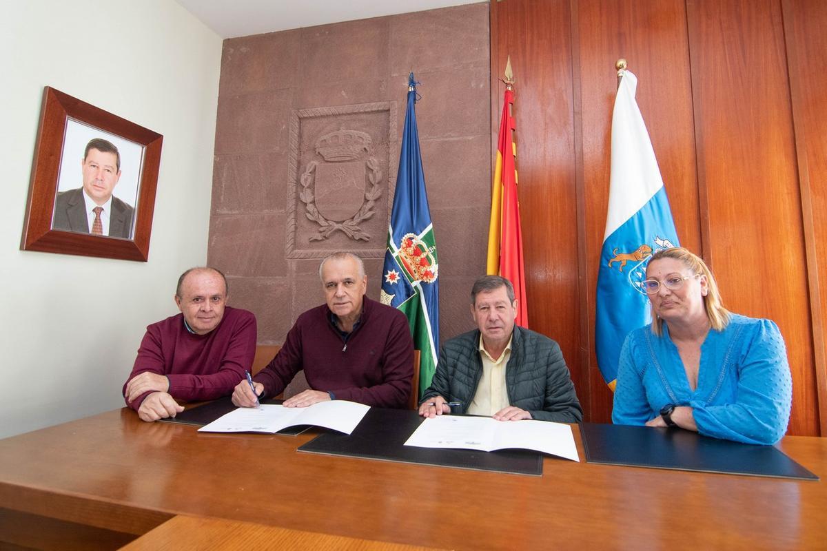 Imagen de la firma de la renovación del convenio entre la organización del Rally Islas Canarias y el Ayuntamiento de Telde.