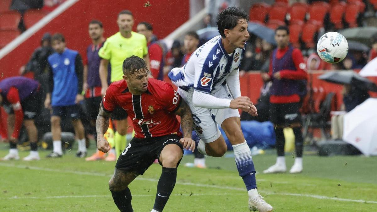 Maffeo pelea por un balón junto a Pablo Martínez, del Levante.