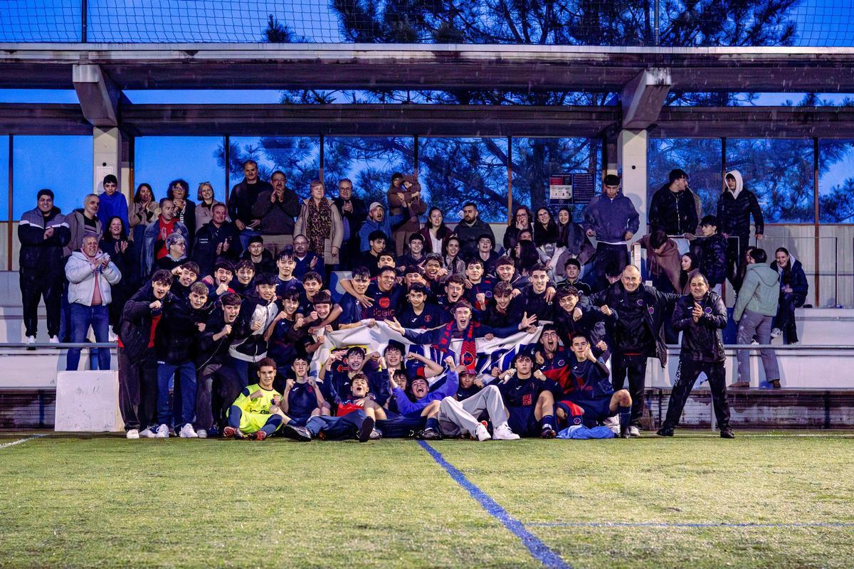 Equipos Xuvenil A e B da SD Milladoiro celebrando o ascenso