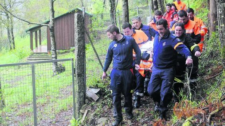 La ancianda, visiblemente desorientada, fue trasladada en camillas por los voluntarios. // Noé Parga