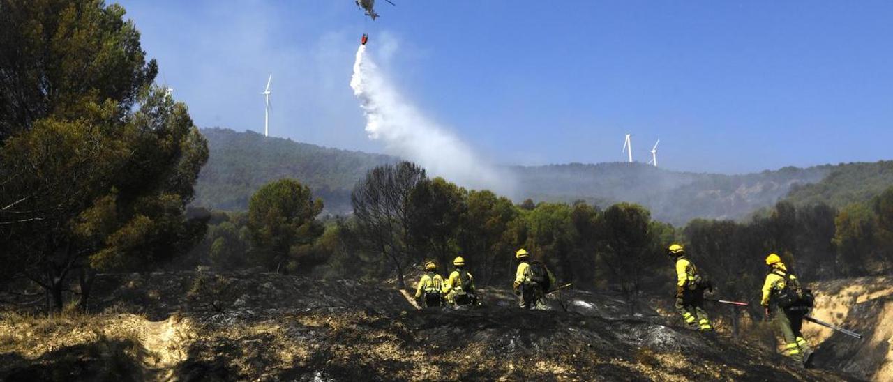 Las Brigadas de Refuerzo de Incendios Forestales (BRIF) trabajan sobre el terreno para crear cortafuegos.  | JAIME GALINDO