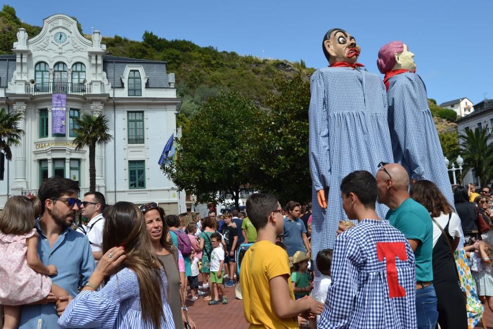 Tradicional desfile de gigantes y cabezudos en Luarca