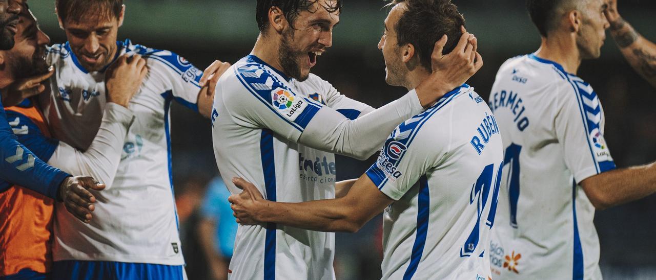 Rubén Díez y Corredera se felicitan por un gol del CD Tenerife.