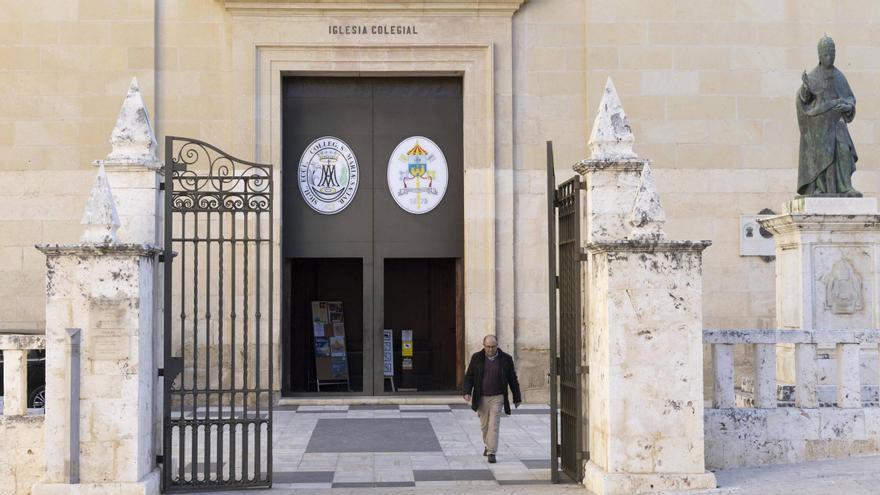 Un hombre sale ayer de la Seu de Xàtiva.