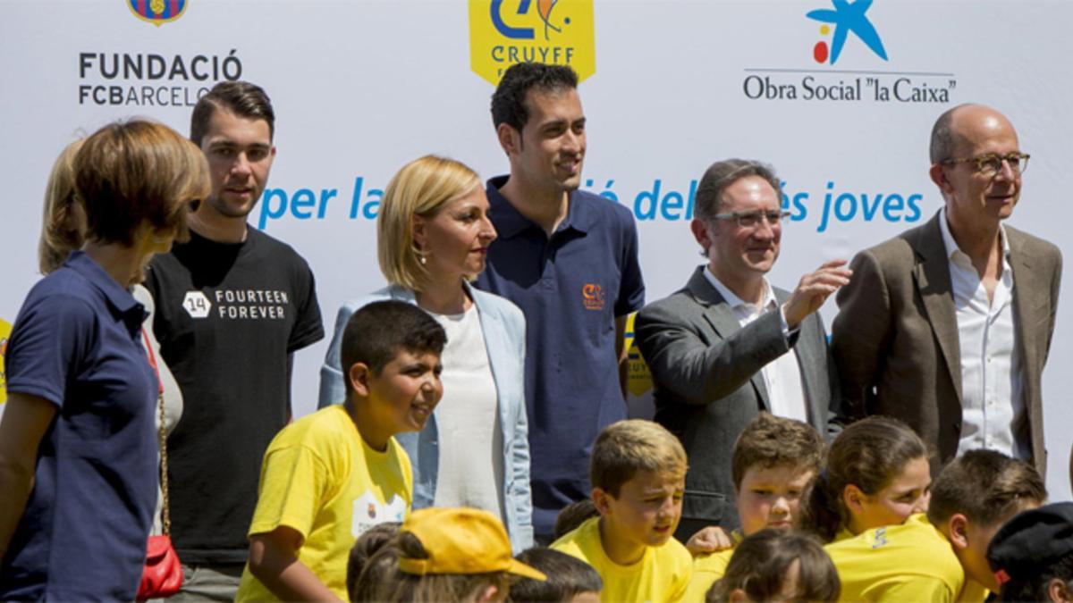 Sergio Busquets inauguró la Cruyff Court en Badía