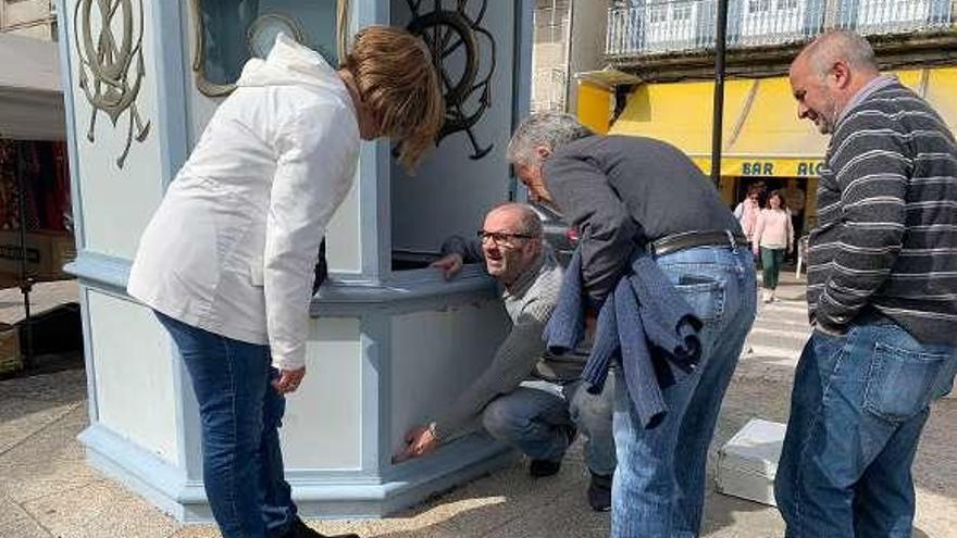 Pedro Pagán, con Giráldez y Chillón, durante la reparación. // G.Núñez