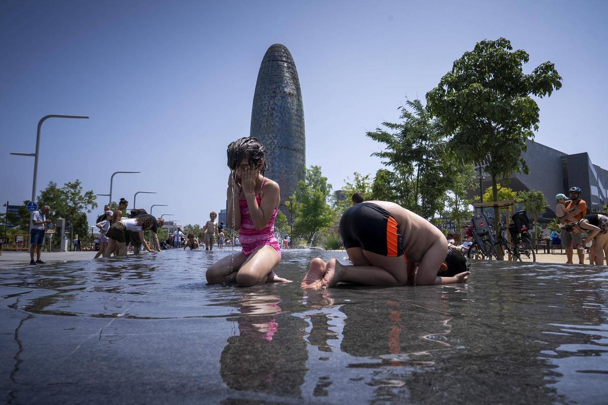 Barcelona 09/06/2025 Día festivo y de calor en Barcelona Niños y niñas jugando en la zona de agua en el Parc de Glories (***En la foto aparecen niños con permiso para ser publicada la foto para este reportaje*** Esther Gorriz Hidalgo, madre de la niña y Joan Giralt, padre de los niños dan consentimiento***) Fotografía de Ferran Nadeu