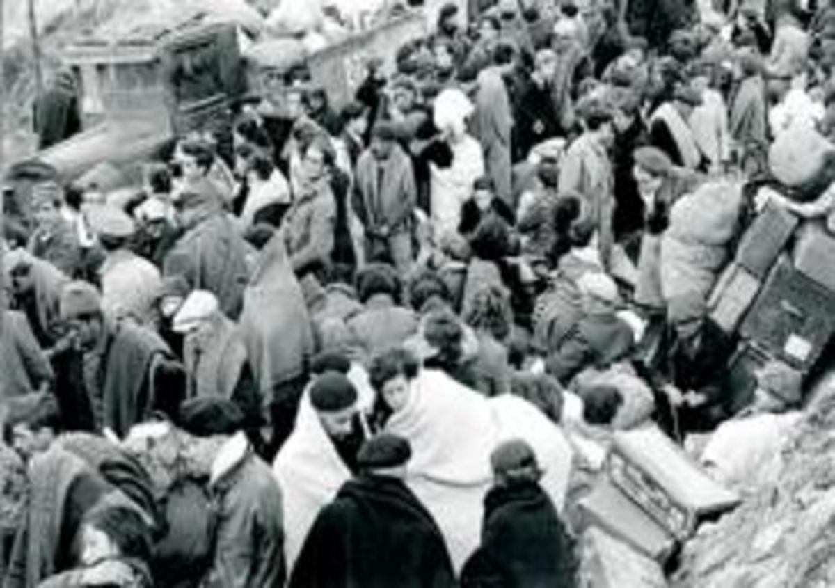 Refugiats esperen passar a França per Portbou-Cervera de la Marenda, el 5 de febrer del 1939.