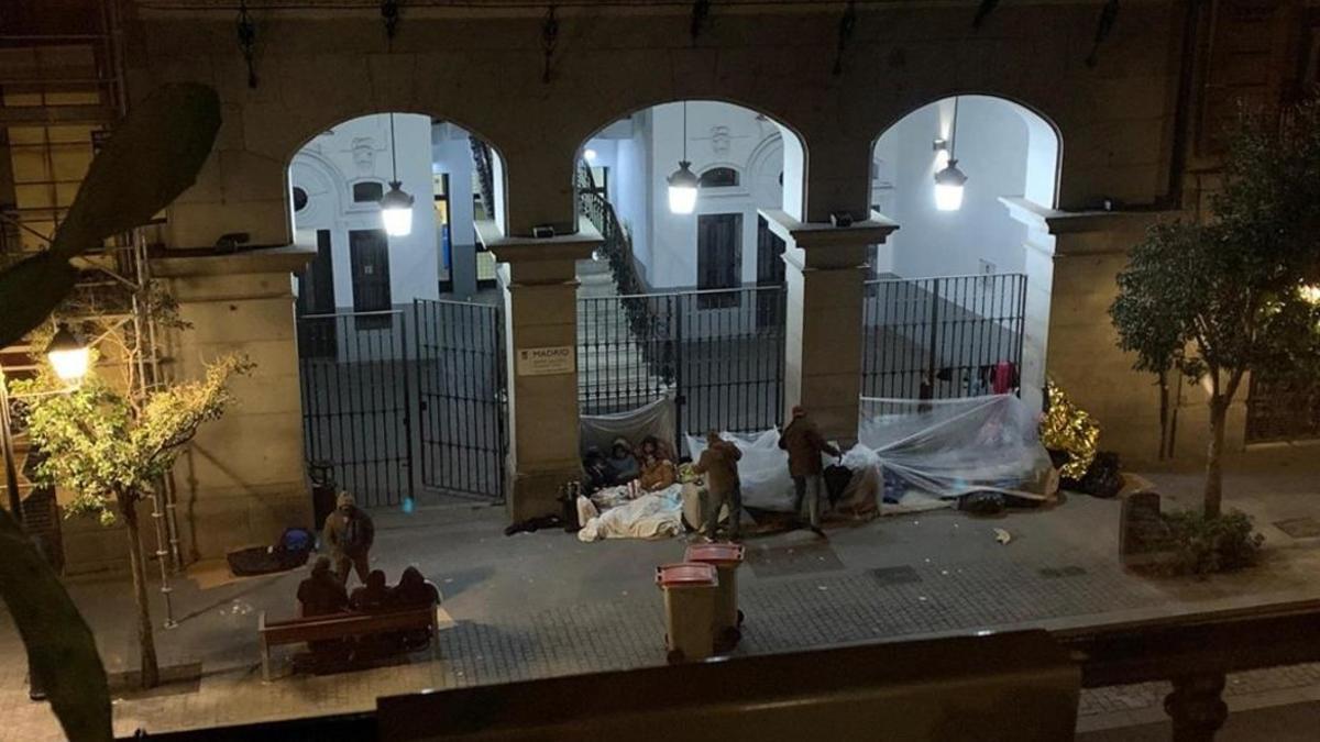 Varias personas durmiendo frente a las puertas de la sede del Samur Social