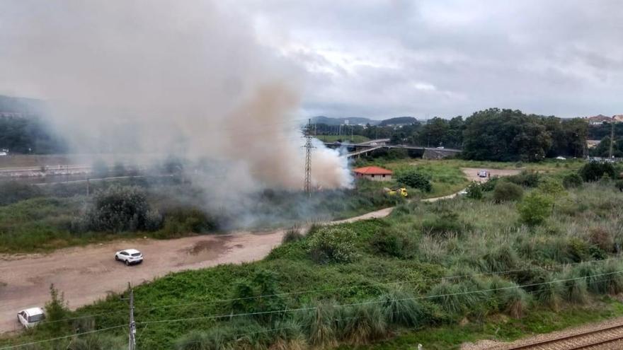 El fuego, visto desde el puente Azud.