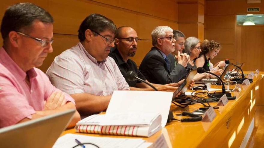 Reunión del Consello Social del Rectorado, con Armesto en el centro, con las manos cruzadas.