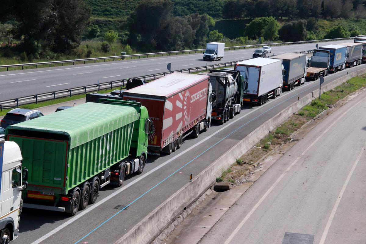 Camions omplint l'AP-7 a Vilafranca del Penedès en una retenció de l'operació sortida de l'1 de maig
