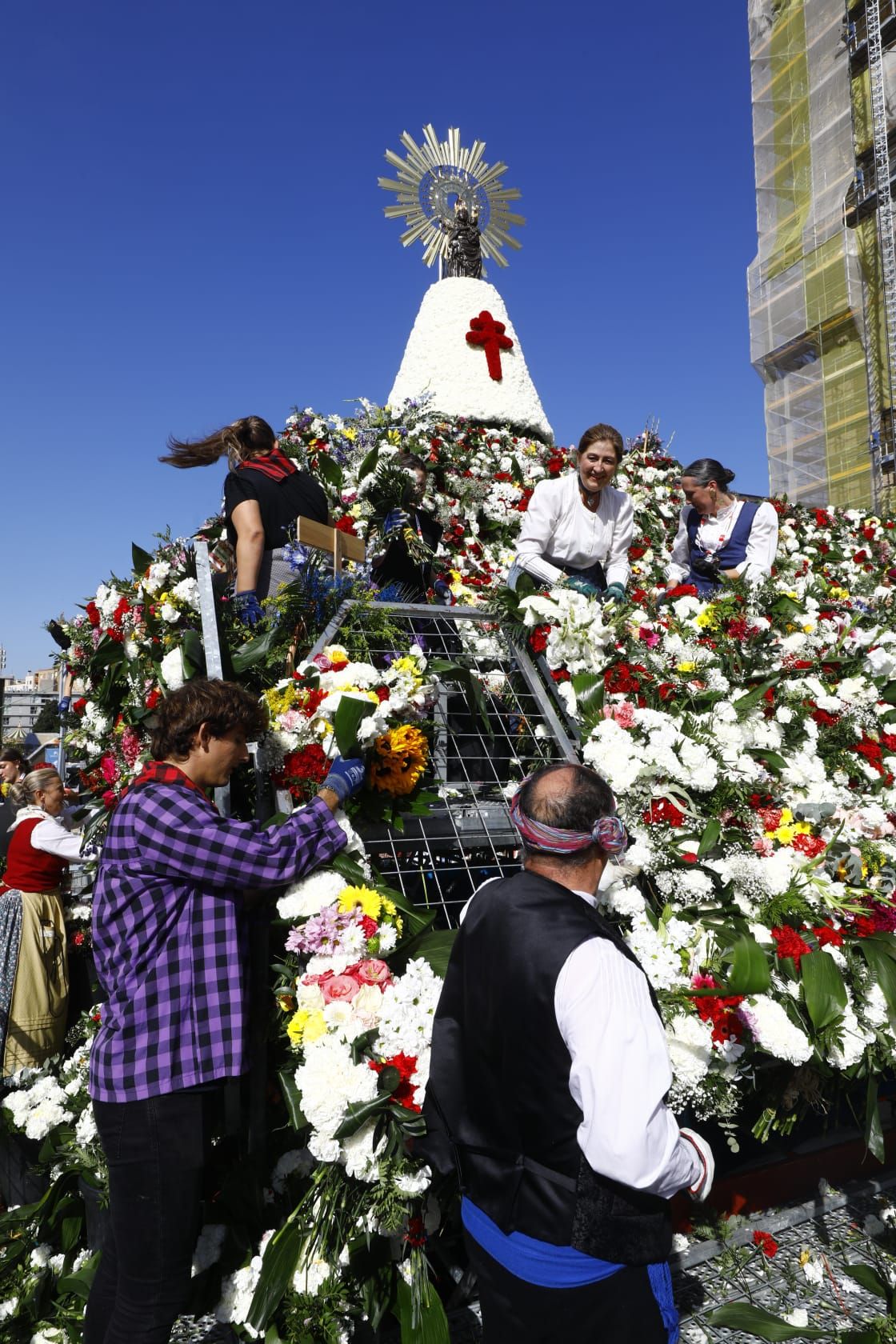 En imágenes | Zaragoza vive su día grande con la Ofrenda de Flores a la Virgen del Pilar