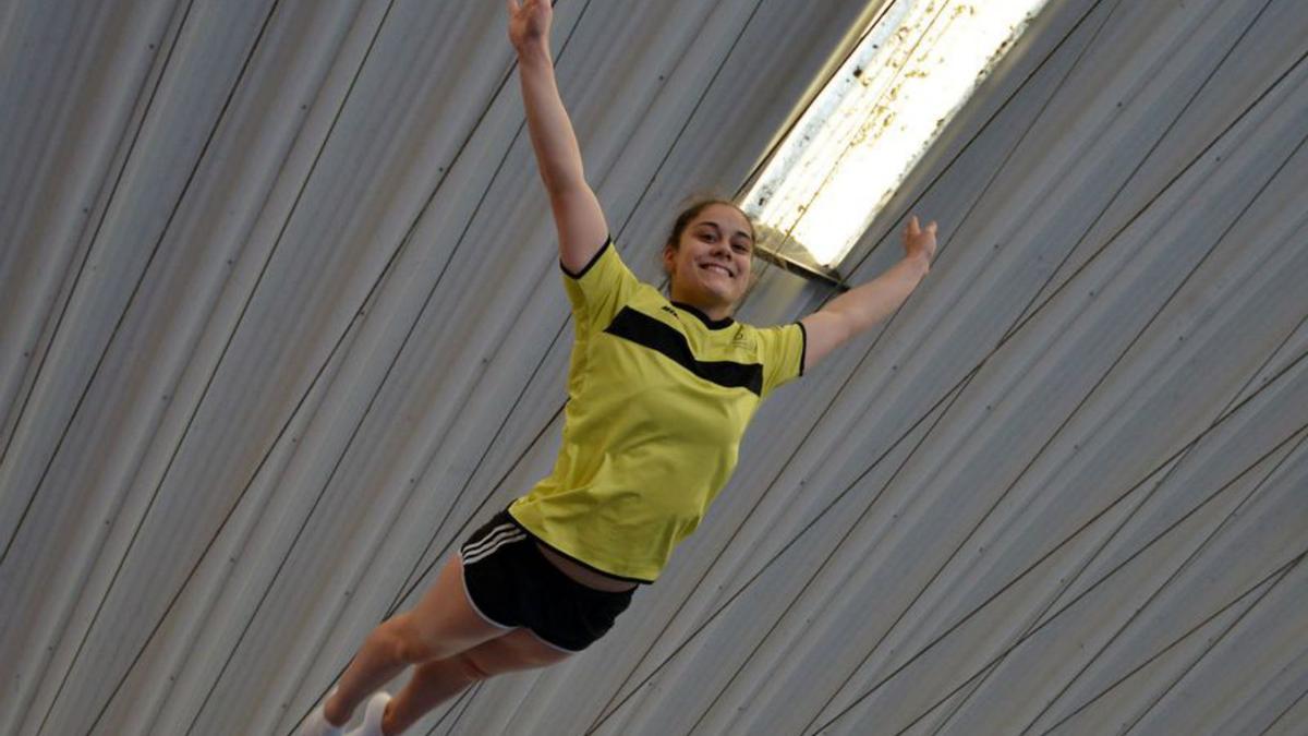 Melania, alcanzando el techo de un pabellón con un salto. |  // G. S.
