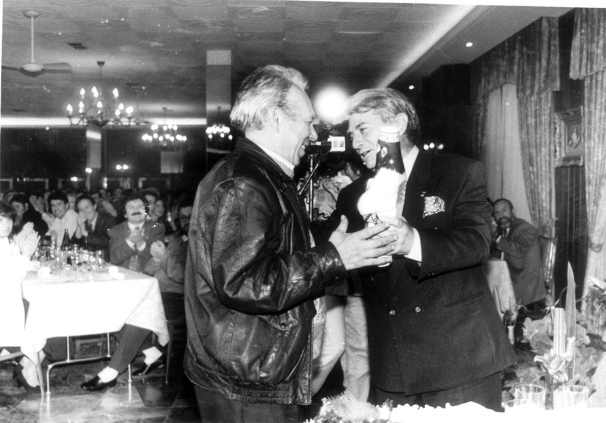 El pintor Lodeiro recoge el premio Crítica 1994 que es entregado por Váquez Portomeñe