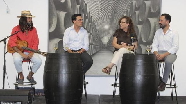 El cantautor Juan Cid, junto al empresario Arturo Hidalgo, la edil Soledad Raya y el autor, José Luis Baños.