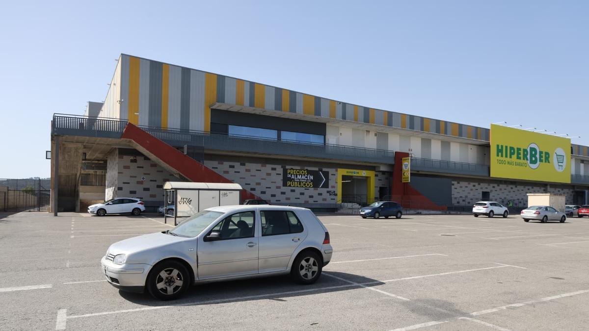 Imagen del coche en el que fue hallado el cadáver, aún estacionado en el aparcamiento del centro comercial de Xàtiva.