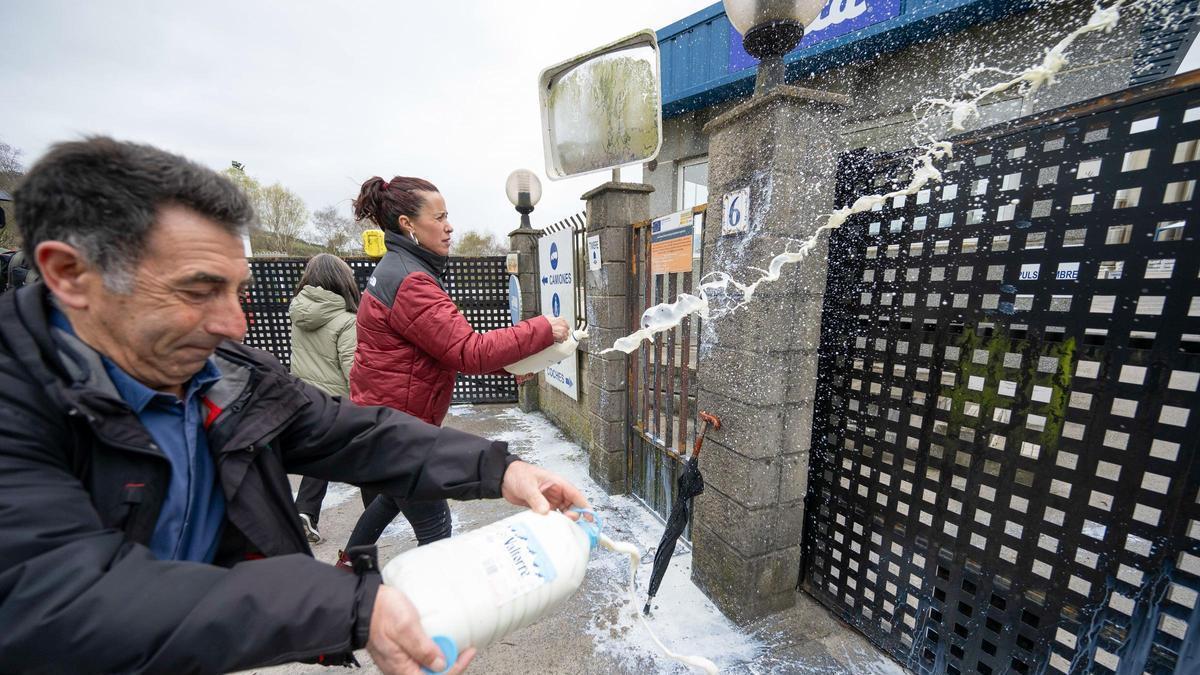 Imagen de archivo del 30 de marzo de 2026 donde varios ganaderos tiran leche durante una concentración convocada en Cantabria en protesta por los precios de la leche.