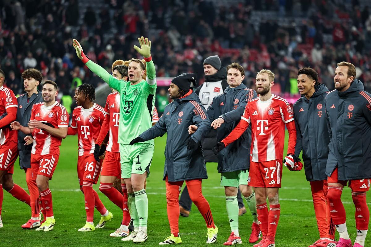 MUNICH (Germany), 11/01/2026.- Players of Bayern Munich celebrate with their supporters after winning the German Bundesliga soccer match between Bayern Munich and VfL Wolfsburg in Munich, Germany, 11 January 2026. (Alemania) EFE/EPA/LEONHARD SIMON