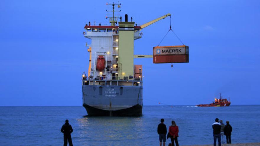 El buque «Celia» utilizó sus grúas para balancearse y liberarse del fondo marino.