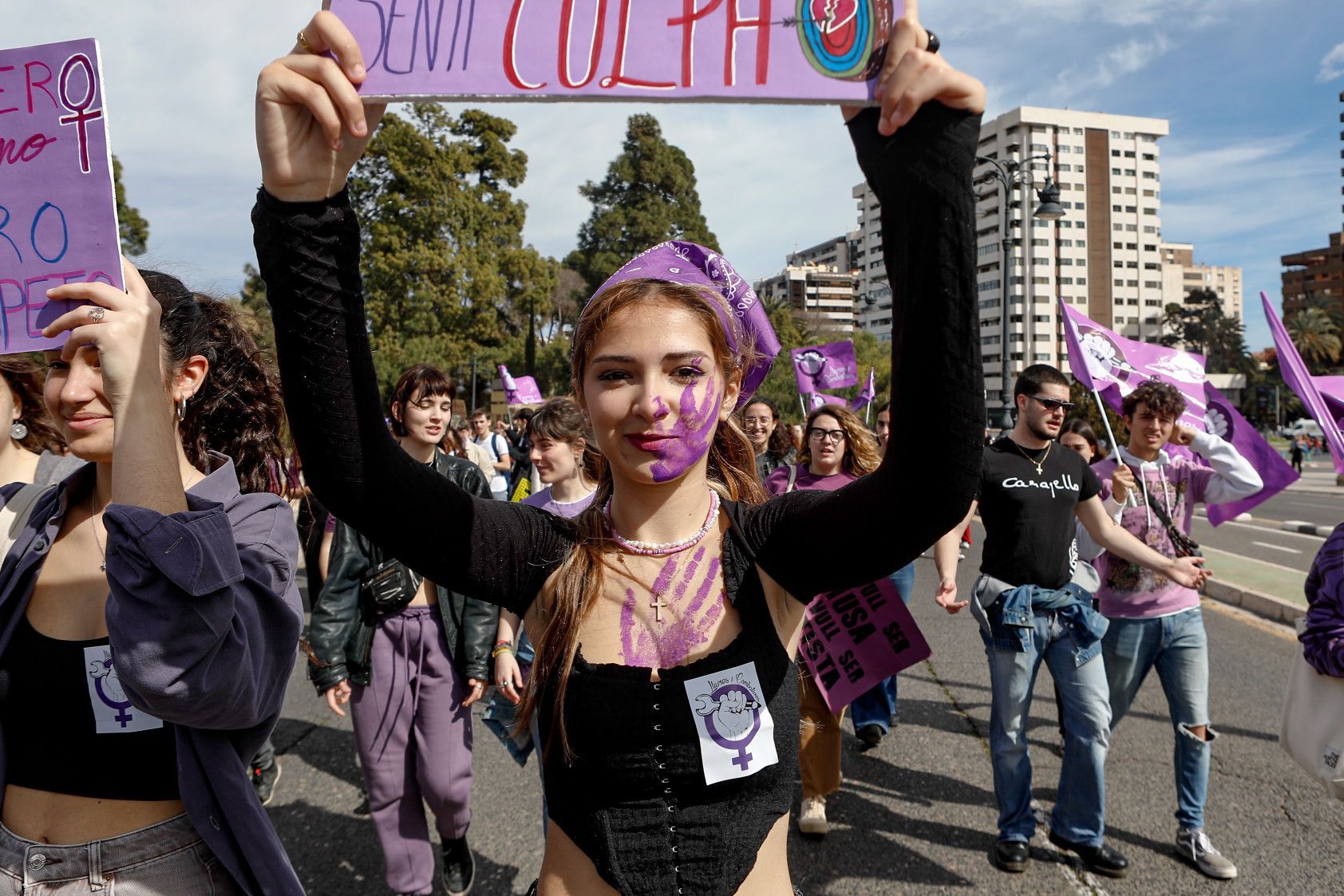 Las estudiantes toman las calles de València en el 8M