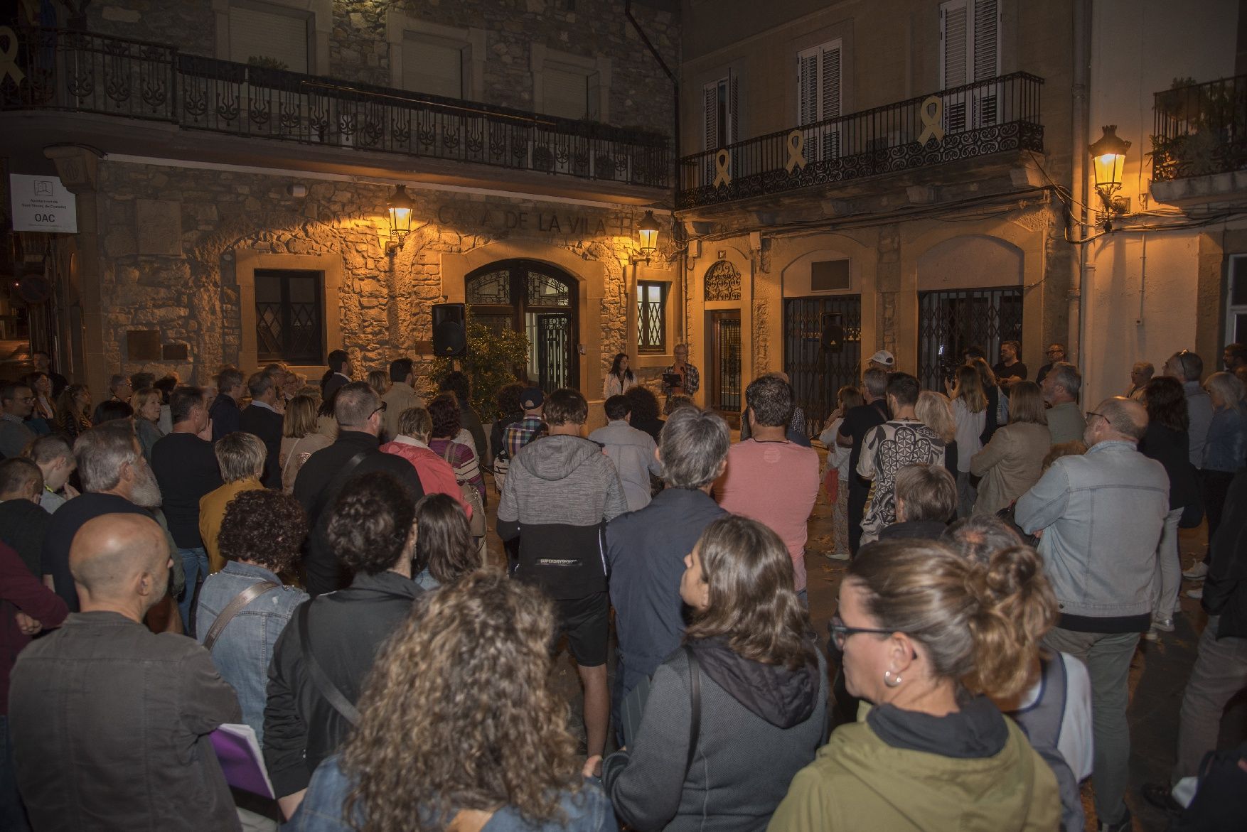 Unes 150 persones donen suport a Adriana Delgado pel judici contra la mesa del Parlament