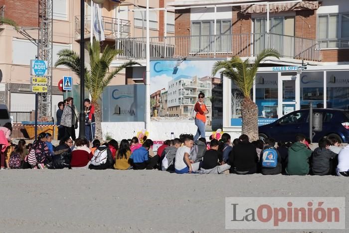 Un 'SOS' gigante para el Mar Menor formado por escolares en Villananitos