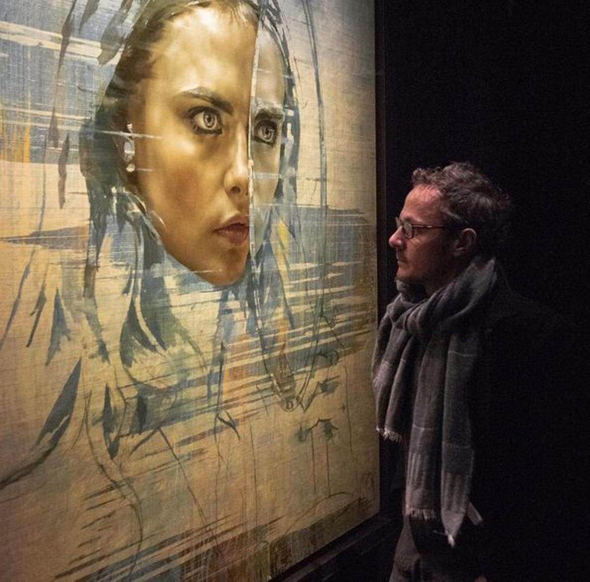 Jonathan Yeo admirando el retrato de Cara Delevingne