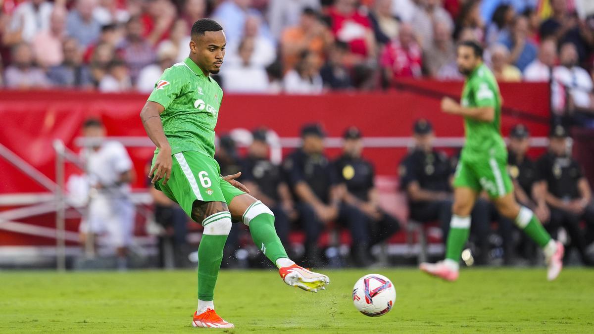 Natan de Souza del Real Betis en acción durante el partido de fútbol de la liga española, LaLiga EA Sports, jugado entre el Sevilla FC y el Real Betis en el estadio Ramón Sánchez-Pizjuán el 6 de octubre de 2024, en Sevilla, España.