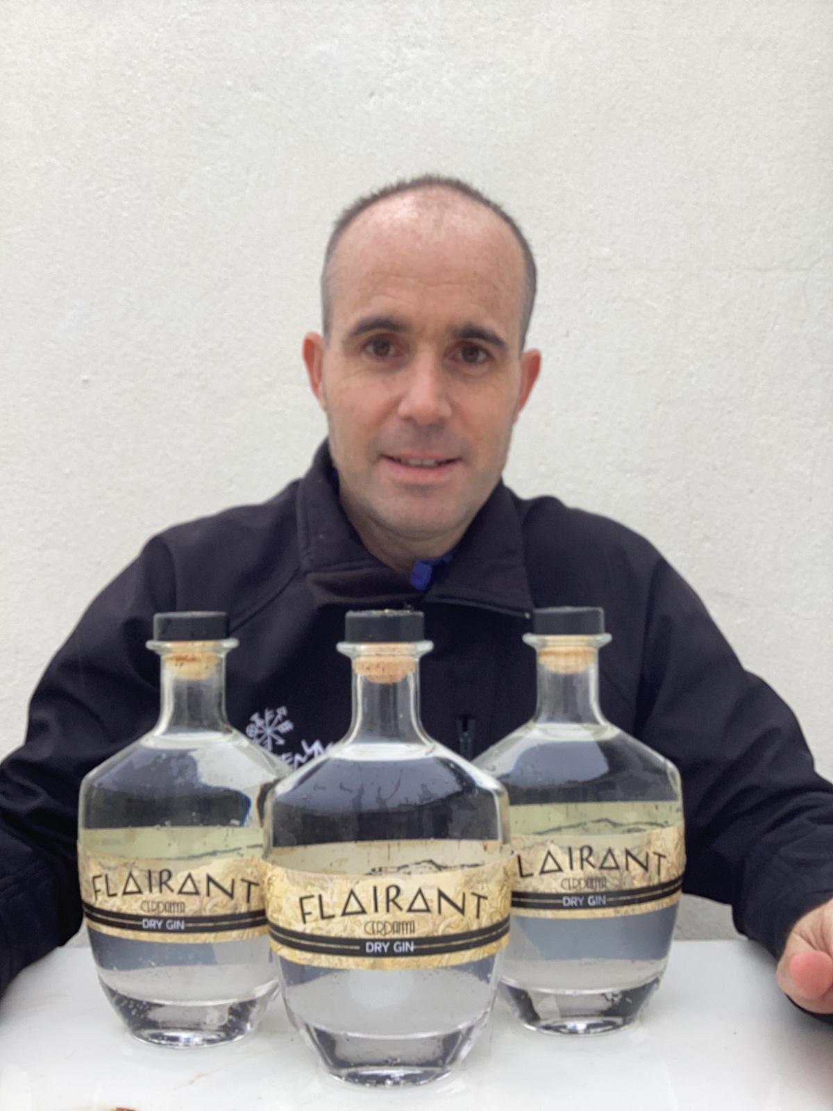 Xavier Castells amb la seva ginebra de la Cerdanya