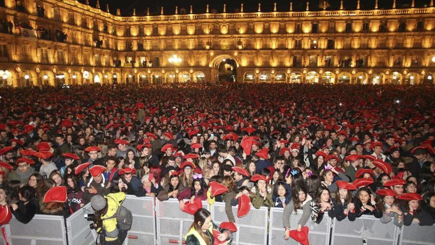 Jóvenes celebran en la plaza mayor de Salamanca la Nochevieja Universitaria en una edición anterior.