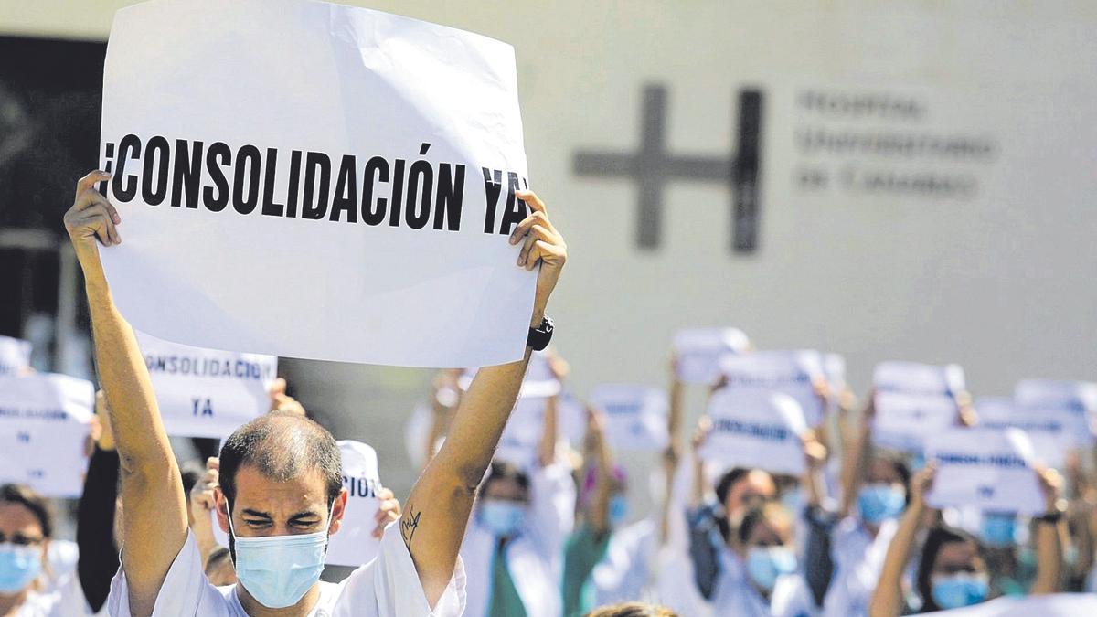 Un médico se manifiesta a las afueras del Hospital Universitario de Canarias para solicitar la consolidación.