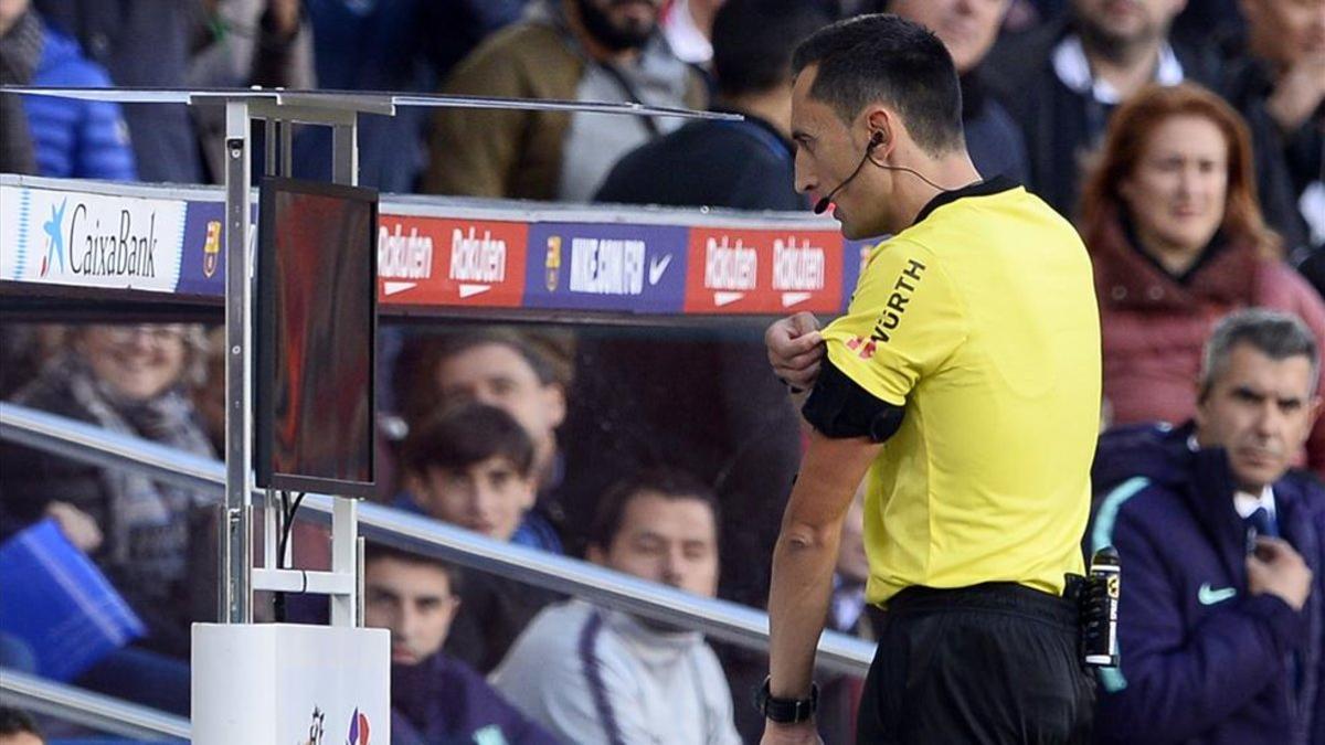Sánchez Martínez consulta el VAR durante el primer Clásico de la temporada en el Camp Nou